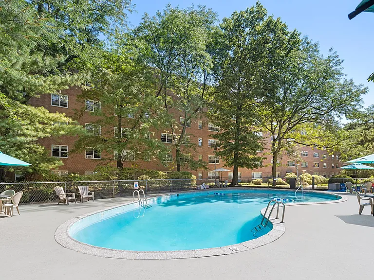 Hawthorne Towers Apartments — Photo 15