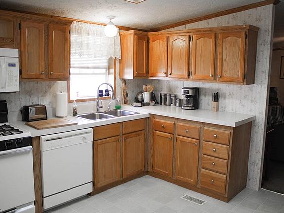 4th image of 1570 King Arthur Way