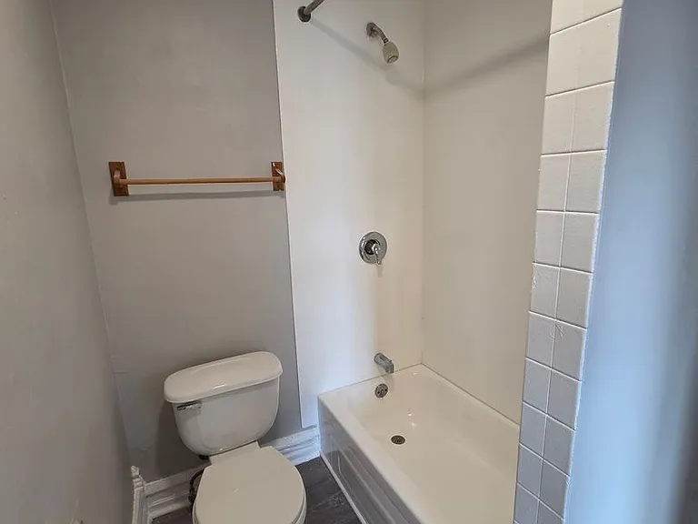 926-928 W Walnut St — Photo 13