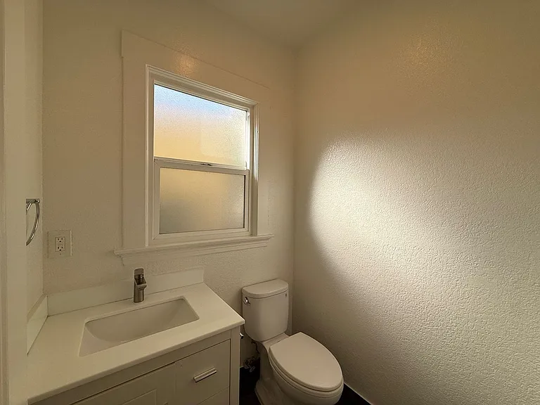 1052 Jamestown Ave — Photo 11