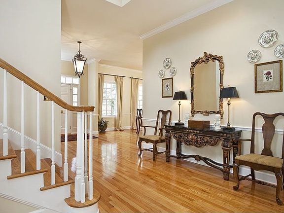 4th image of 1905 S Holly Ln