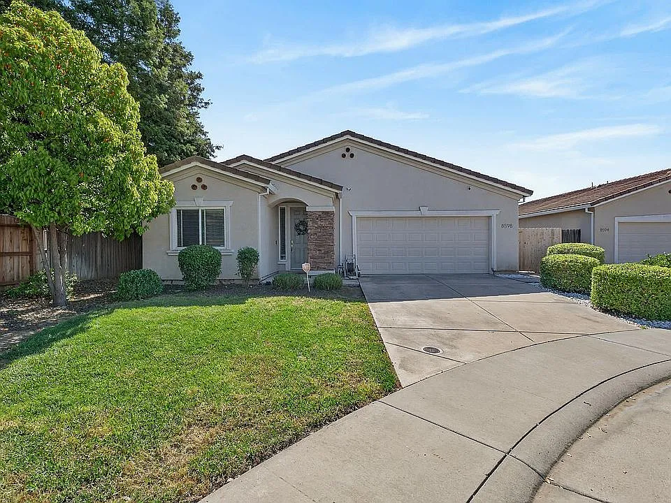 4 bed, $5,500 — Photo 1