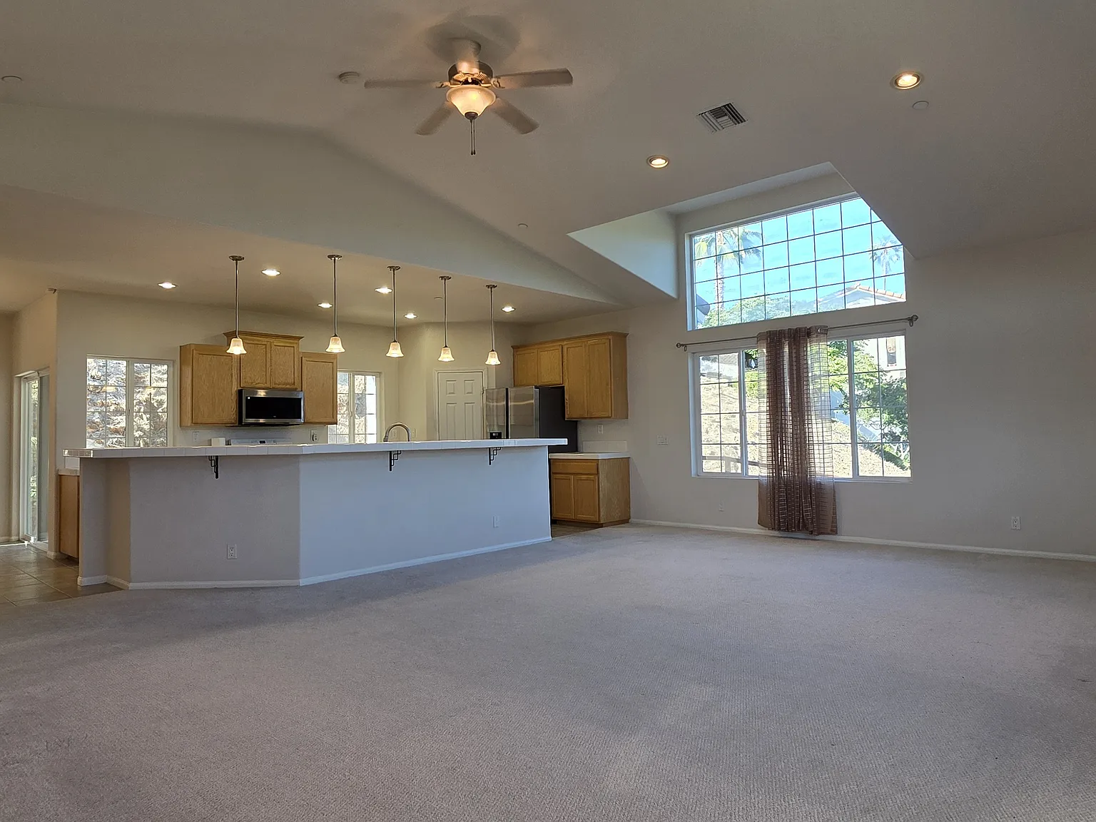 4 bed, 2742 sqft, $4,600 — Photo 3