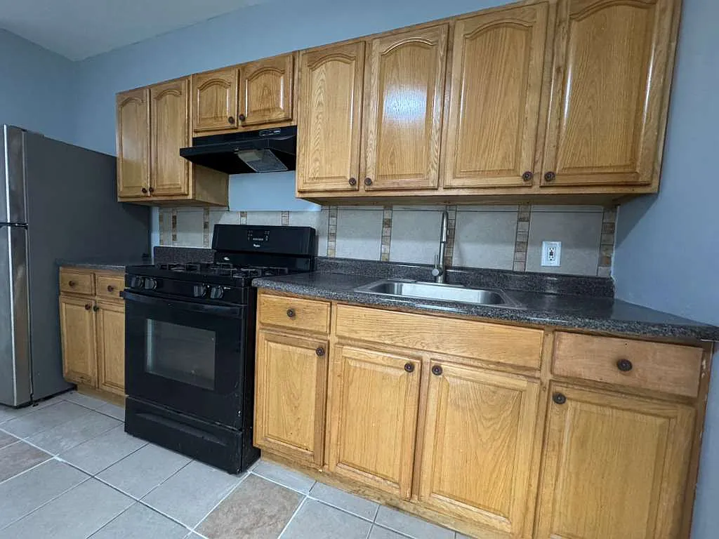 3 bed, $2,200 — Photo 1