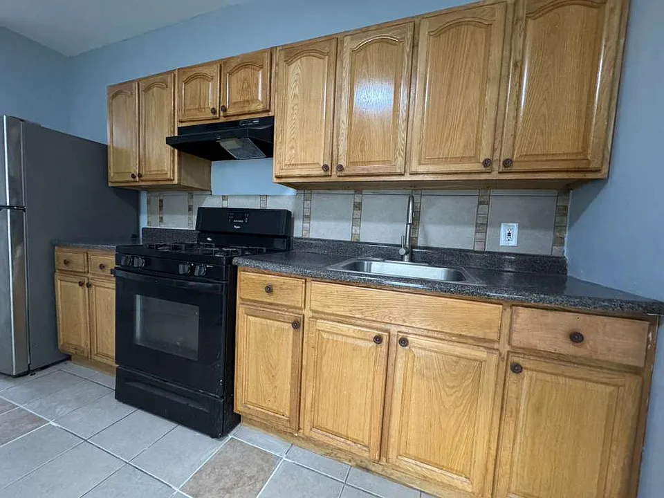 215 Rosette St #1L
