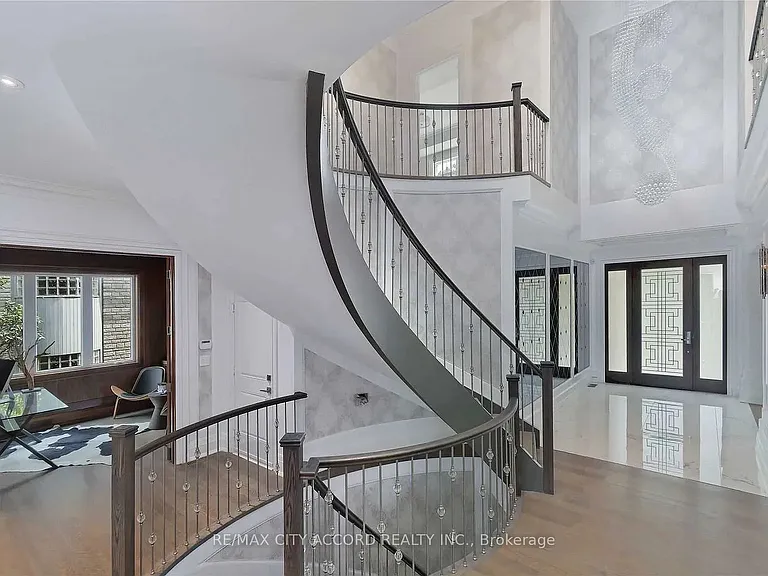 98 Upper Canada Dr — Photo 3
