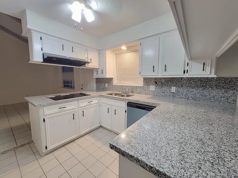 323 Edgeton Ct — Photo 13