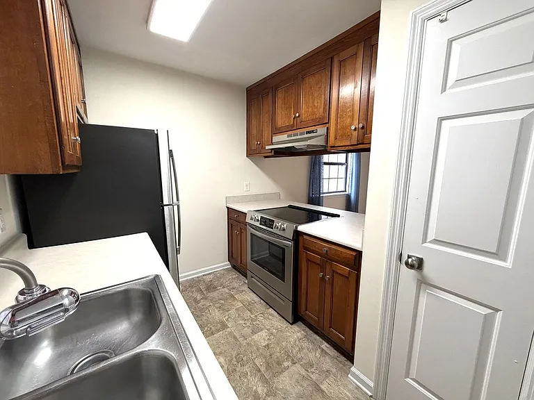 136 Belmont Rd — Photo 16