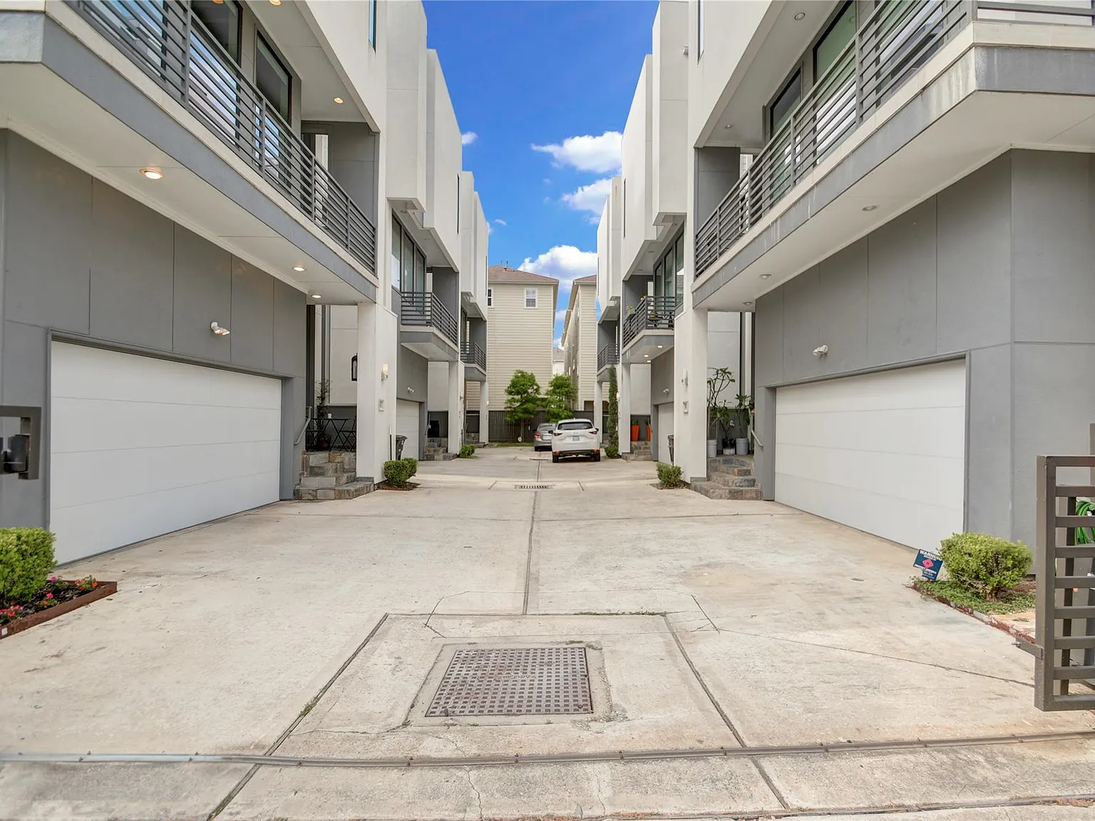 3 bed, 3.5 bath, 2472 sqft, $4,100 — Photo 2