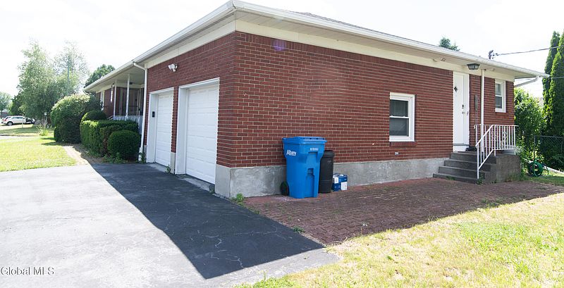 4th image of 413 Hackett Boulevard