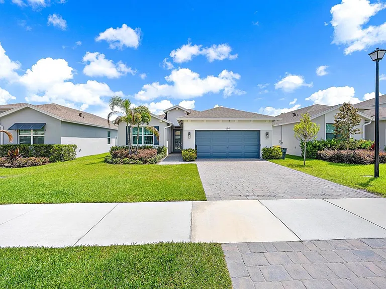 6841 SE Park Trace Dr — Photo 1