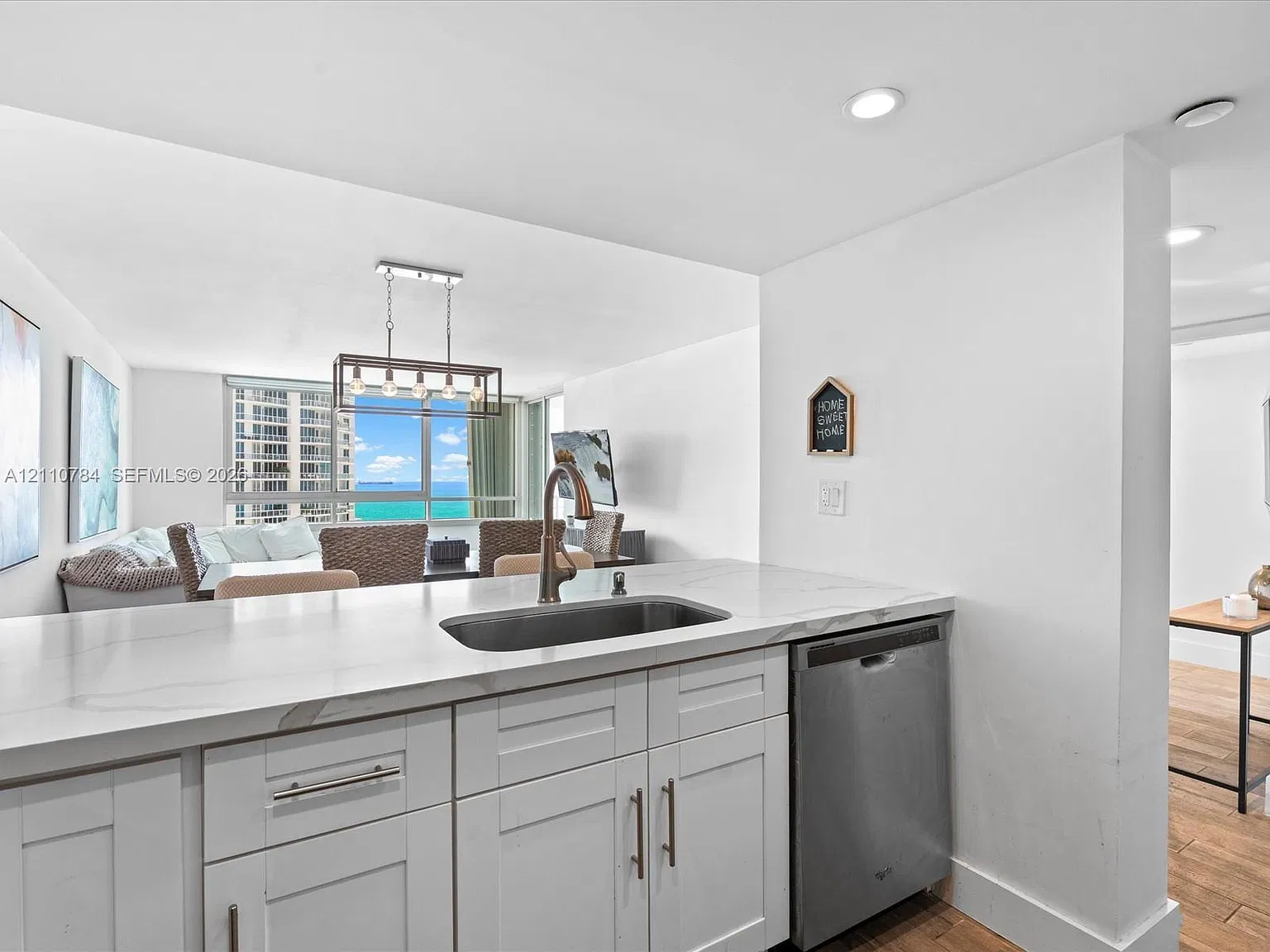 400 S Pointe Dr — Photo 3