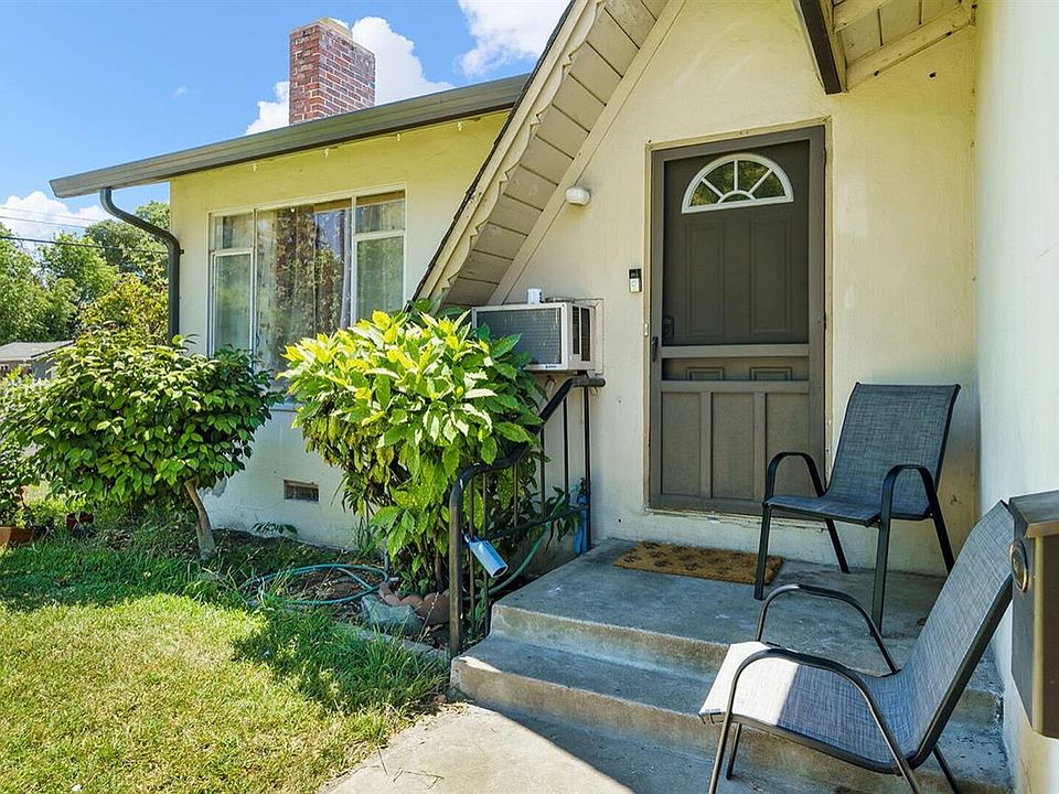 1st image of 300 Daisy Ave