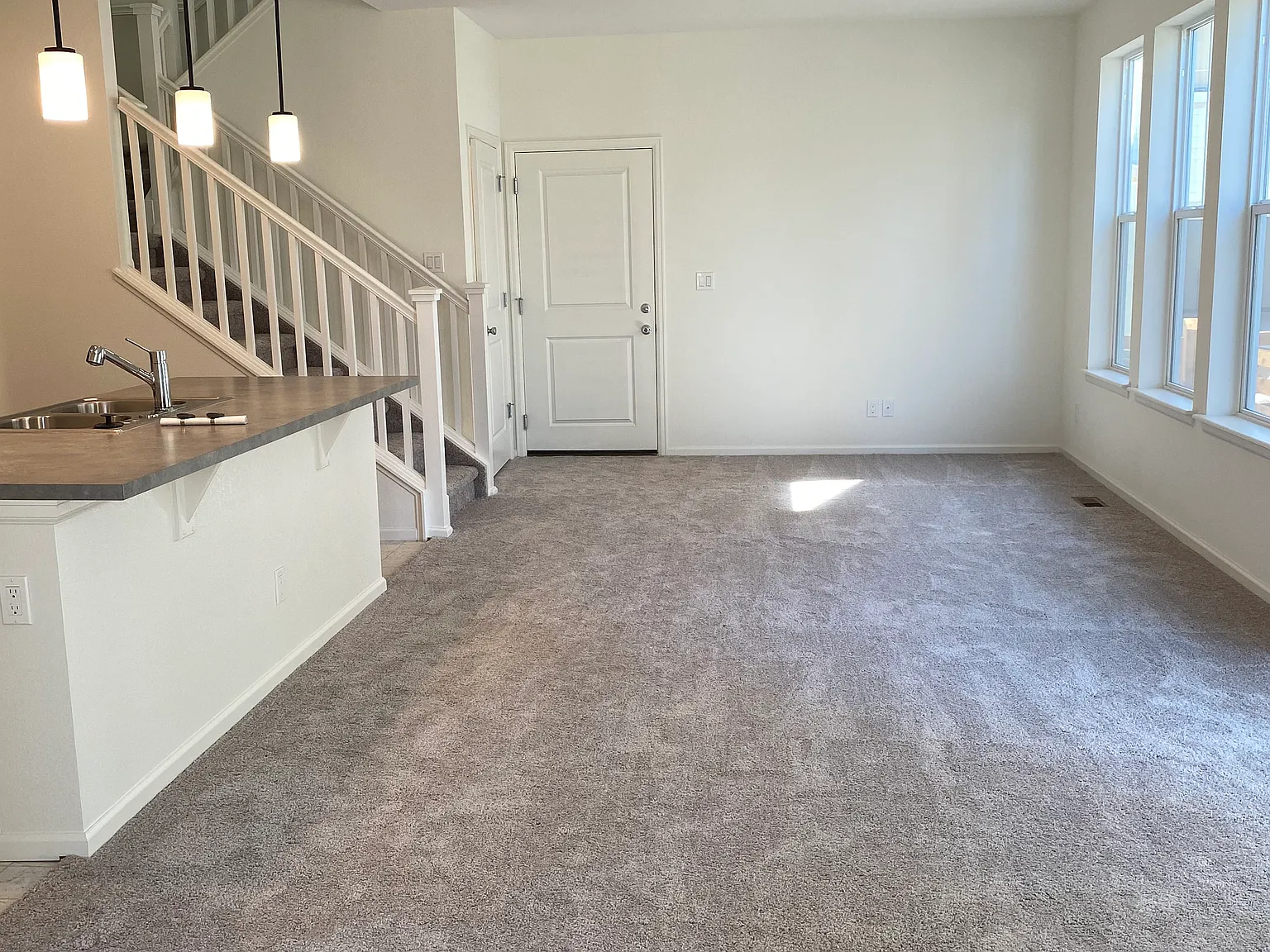 3 bed, 2.5 bath, 2631 sqft, $2,995 — Photo 2