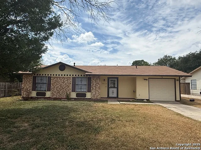 3 bed, 1.0 bath, 872 sqft, $1,300 — Photo 2