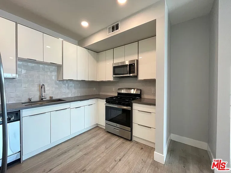 14612 Calvert St #401 — Photo 8