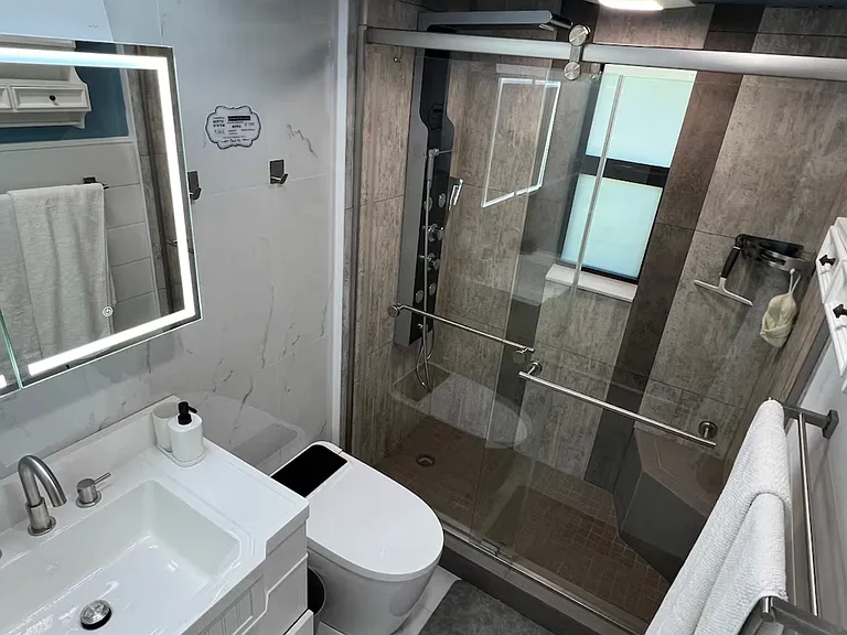 Full bathroom 2 shared by bedroom 2 and 3 (king and queen)