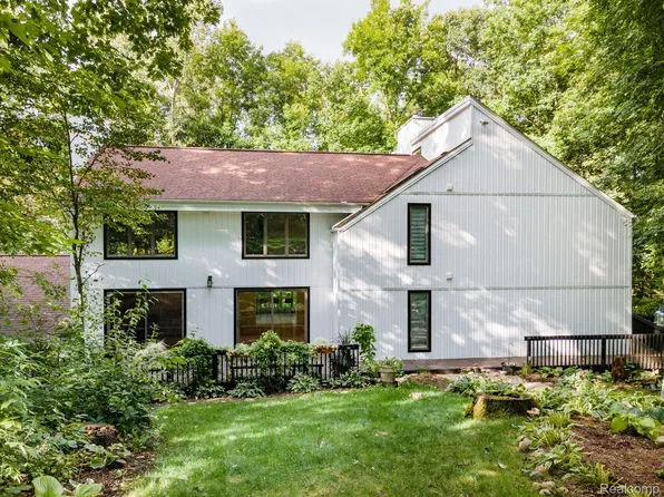 2949 Shannon Dr, Oakland, MI 48363