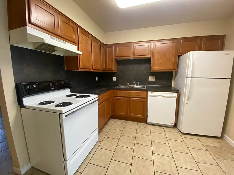 1608 Anderson St — Photo 4