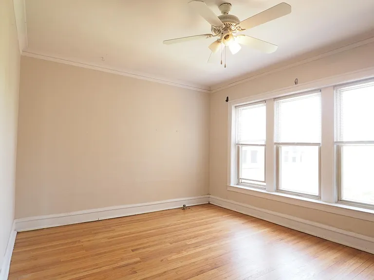 1963 W Foster Ave #1 — Photo 2