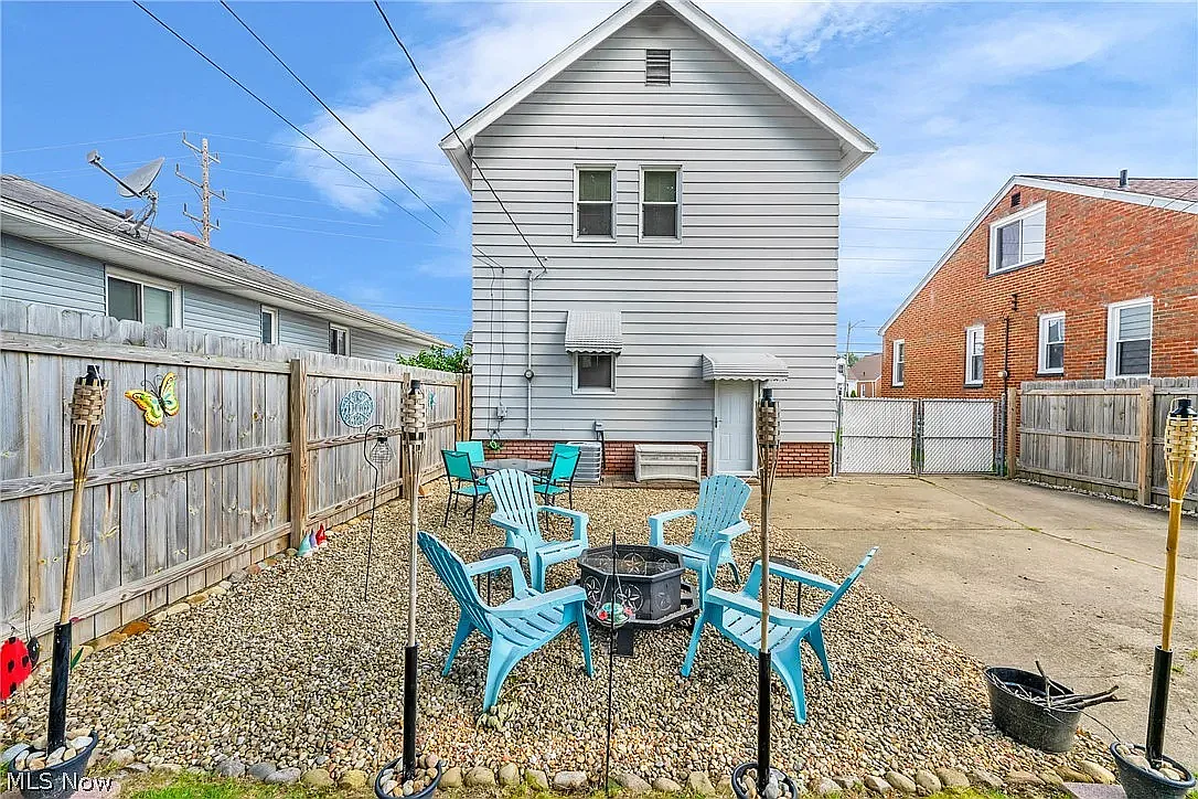 3 bed, 984 sqft, $2,000 — Photo 4