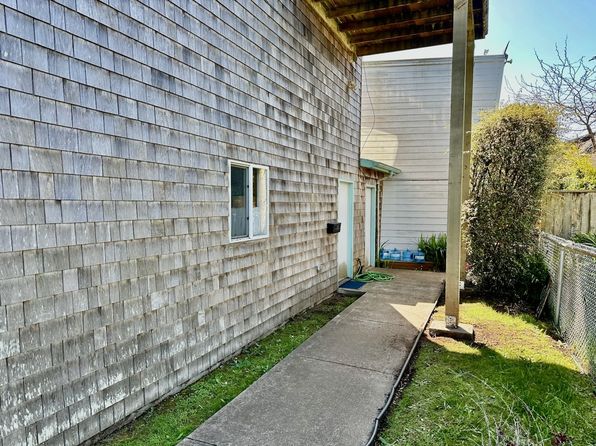 960 NE Commercial St