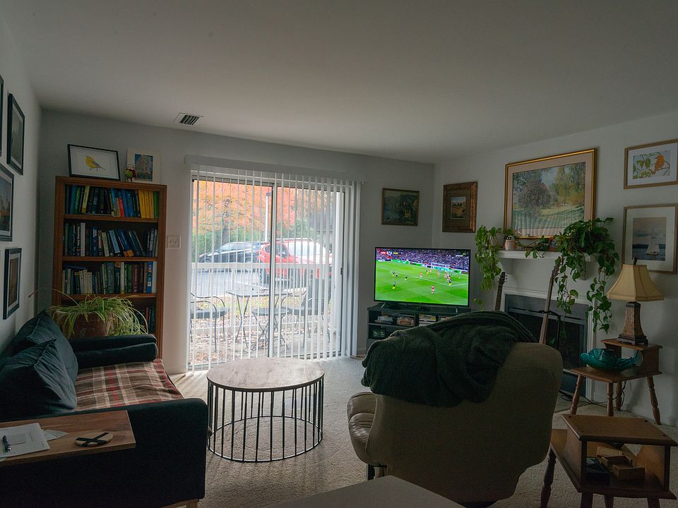 Central living room space (furntiure not included)