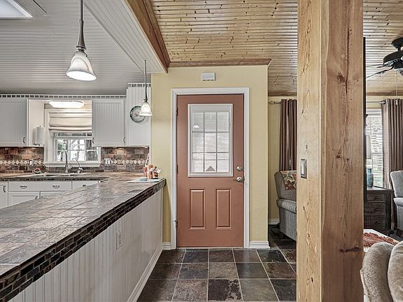 5th image of 905 Steart St