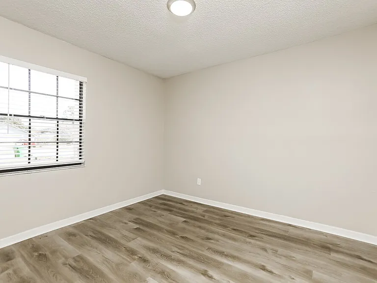 392 Panama Cir — Photo 11