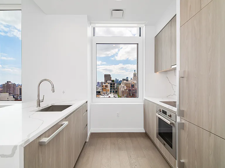 200 E 23rd St #Penthouse 1D — Photo 3