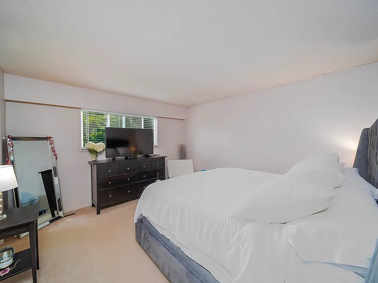 167 52a St #167 — Photo 15