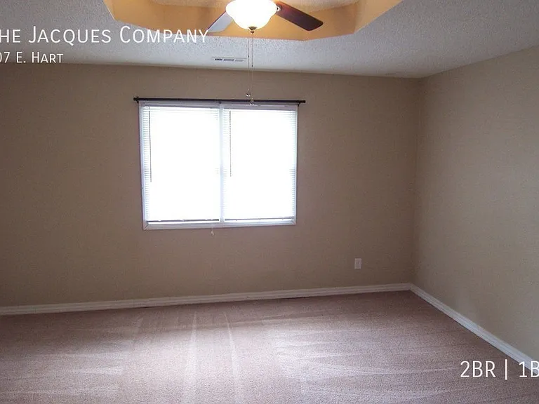 107 E Hart St — Photo 5