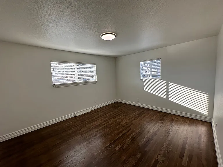 906 E Elm St — Photo 11