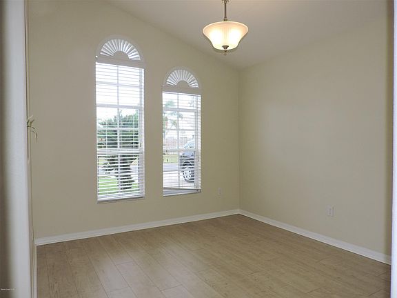4th image of 2080 Hedgerow Dr