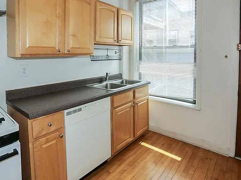 1507 W Barry Ave #2 — Photo 2