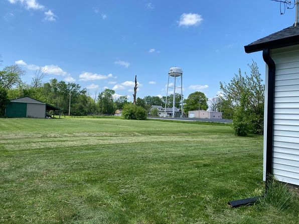 403 S Elm St, Ina, IL 62846