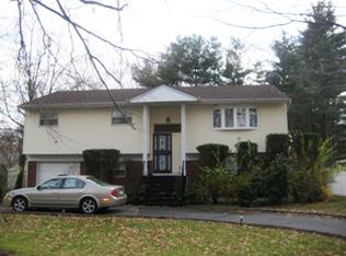 10 Melrick Ct, Westbury, NY 11590