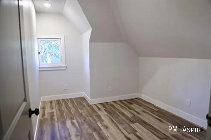 2 Bedroom 1 Bathroom Apartment in Denver — Photo 2