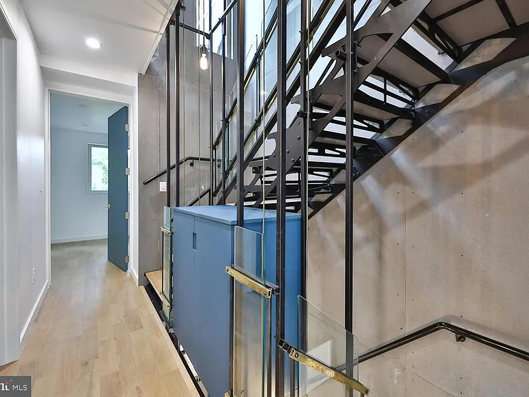 725 S 6th St — Photo 17