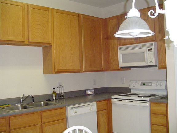 Great Eat-in Kitchen incl all appliances. Lots of storage space, natural light