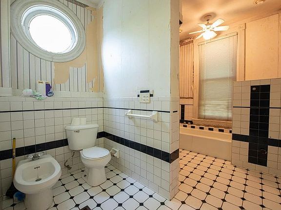 5th image of 2237 Loth St