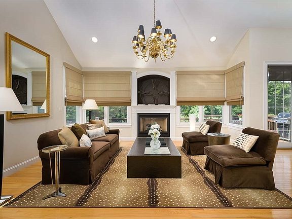 5th image of 69 Carriage Hill Cir