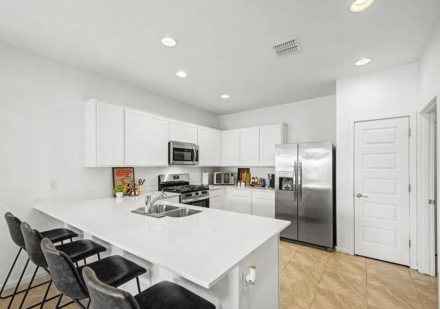 Modern 3/2 in Resort Style Community — Photo 3