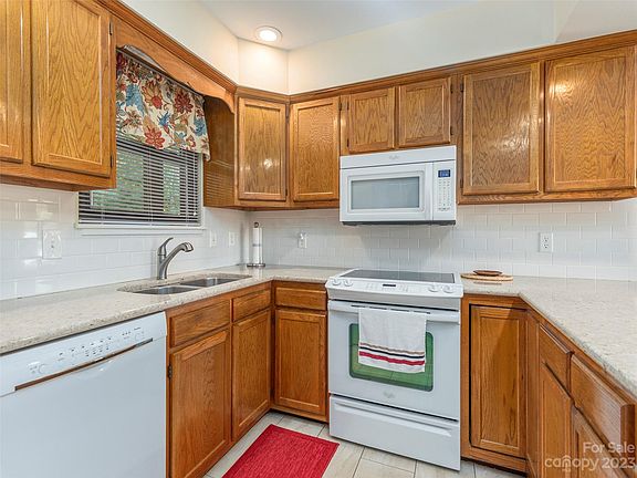 3rd image of 176 Winghaven Hts