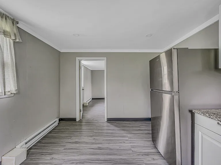 401 McLean St — Photo 8