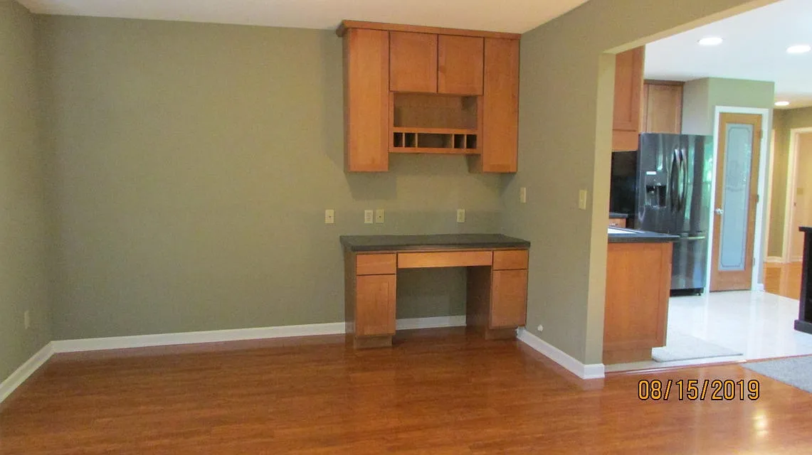 4 bed, 3984 sqft, $3,500 — Photo 3