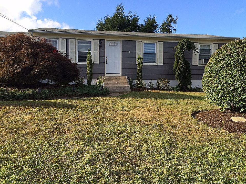 2nd image of 31 Hollow Tree Dr