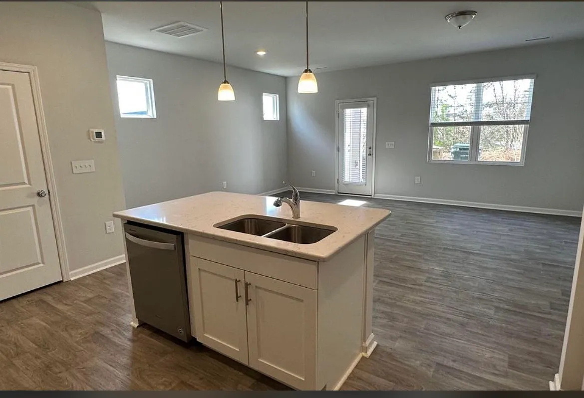 3 bed, 2.5 bath, 1652 sqft, $1,800 — Photo 4