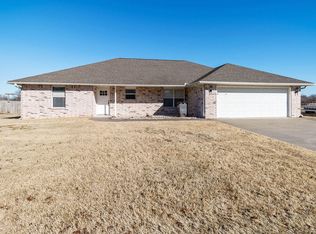 807 E 9th St, Grove, OK 74344