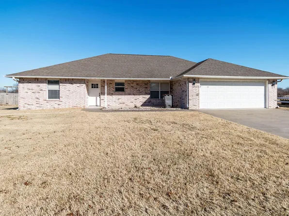 807 E 9th St, Grove, OK 74344
